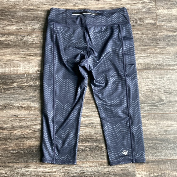 Rabbit Running Capris - Picture 2 of 8